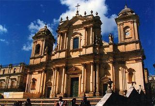 Sicilia: intervento del Presidente della Repubblica a Siracusa per un incontro con le autorità locali, e a Noto per una visita alla Cattedrale gravemente danneggiata da un recente crollo e per l'intervento al 15° Congresso ordinario dell'UNCI