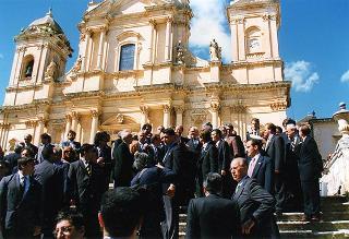 Sicilia: intervento del Presidente della Repubblica a Siracusa per un incontro con le autorità locali, e a Noto per una visita alla Cattedrale gravemente danneggiata da un recente crollo e per l'intervento al 15° Congresso ordinario dell'UNCI