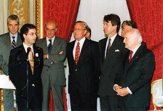 Gruppo di giovani dell'Associazione internazionale "Viva la gente"