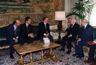 Mario Vasquez Rana, presidente dell'Associazione dei Comitati nazionali olimpici, con l'on. Francesco Rutelli, sindaco di Roma, e Mario Pescante, presidente del CONI