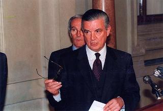 Lettura del conferimento dell'incarico di formare il Governo al prof. Romano Prodi da parte del Segretario Generale Gaetano Gifuni