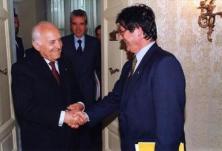 Roberto De Martin, presidente generale del CAI, con alcuni esponenti delle Associazioni che hanno preso parte all'iniziativa "Camminaitalia"