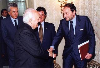 Roberto De Martin, presidente generale del CAI, con alcuni esponenti delle Associazioni che hanno preso parte all'iniziativa "Camminaitalia"