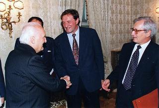 Roberto De Martin, presidente generale del CAI, con alcuni esponenti delle Associazioni che hanno preso parte all'iniziativa "Camminaitalia"