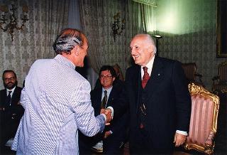 Roberto De Martin, presidente generale del CAI, con alcuni esponenti delle Associazioni che hanno preso parte all'iniziativa "Camminaitalia"