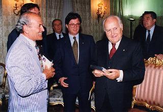 Roberto De Martin, presidente generale del CAI, con alcuni esponenti delle Associazioni che hanno preso parte all'iniziativa "Camminaitalia"