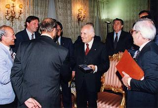 Roberto De Martin, presidente generale del CAI, con alcuni esponenti delle Associazioni che hanno preso parte all'iniziativa "Camminaitalia"