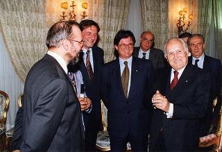 Roberto De Martin, presidente generale del CAI, con alcuni esponenti delle Associazioni che hanno preso parte all'iniziativa "Camminaitalia"