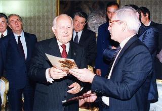 Roberto De Martin, presidente generale del CAI, con alcuni esponenti delle Associazioni che hanno preso parte all'iniziativa "Camminaitalia"