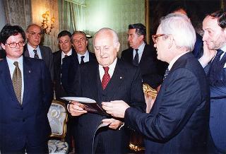 Roberto De Martin, presidente generale del CAI, con alcuni esponenti delle Associazioni che hanno preso parte all'iniziativa "Camminaitalia"