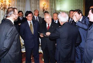 Roberto De Martin, presidente generale del CAI, con alcuni esponenti delle Associazioni che hanno preso parte all'iniziativa "Camminaitalia"