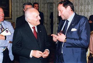 Roberto De Martin, presidente generale del CAI, con alcuni esponenti delle Associazioni che hanno preso parte all'iniziativa "Camminaitalia"