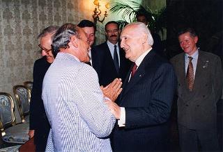 Roberto De Martin, presidente generale del CAI, con alcuni esponenti delle Associazioni che hanno preso parte all'iniziativa "Camminaitalia"