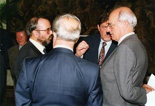 Roberto De Martin, presidente generale del CAI, con alcuni esponenti delle Associazioni che hanno preso parte all'iniziativa "Camminaitalia"