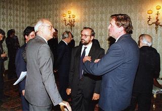 Roberto De Martin, presidente generale del CAI, con alcuni esponenti delle Associazioni che hanno preso parte all'iniziativa "Camminaitalia"