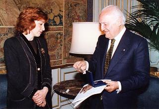 Sig.ra Noelle Lenoir, presidente del Gruppo dei Consiglieri per l'etica della biotecnologia presso la Commissione Europea, con i componenti l'organismo internazionale