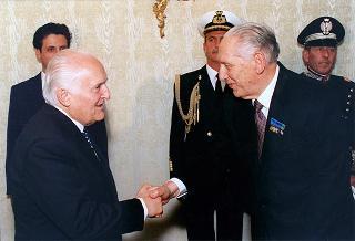 Avv. Furio Lauri, presidente ff. del Gruppo delle Medaglie d'oro al Valor Militare d'Italia, con i decorati viventi e i familiari dei decorati scomparsi