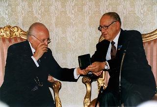 Avv. Furio Lauri, presidente ff. del Gruppo delle Medaglie d'oro al Valor Militare d'Italia, con i decorati viventi e i familiari dei decorati scomparsi