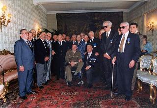 Avv. Furio Lauri, presidente ff. del Gruppo delle Medaglie d'oro al Valor Militare d'Italia, con i decorati viventi e i familiari dei decorati scomparsi