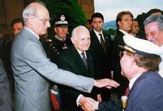 Emilia Romagna: intervento del Presidente della Repubblica a Bologna, per il Raduno nazionale dell'Associazione paracadusti d'Italia e per il concomitante giuramento solenne degli allievi paracadutisti della Brigata Folgore, ed a Fontanelice per l'inaugurazione della Casa di recupero per giovani tossicodipendenti "Villa Traversa"