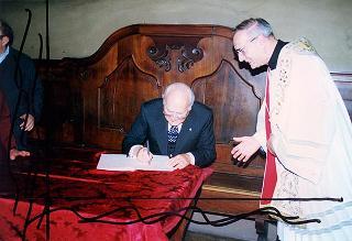 Emilia Romagna: intervento del Presidente della Repubblica a Bologna, per il Raduno nazionale dell'Associazione paracadusti d'Italia e per il concomitante giuramento solenne degli allievi paracadutisti della Brigata Folgore, ed a Fontanelice per l'inaugurazione della Casa di recupero per giovani tossicodipendenti "Villa Traversa"