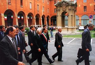 Emilia Romagna: intervento del Presidente della Repubblica a Bologna, per il Raduno nazionale dell'Associazione paracadusti d'Italia e per il concomitante giuramento solenne degli allievi paracadutisti della Brigata Folgore, ed a Fontanelice per l'inaugurazione della Casa di recupero per giovani tossicodipendenti "Villa Traversa"
