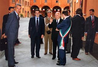 Emilia Romagna: intervento del Presidente della Repubblica a Bologna, per il Raduno nazionale dell'Associazione paracadusti d'Italia e per il concomitante giuramento solenne degli allievi paracadutisti della Brigata Folgore, ed a Fontanelice per l'inaugurazione della Casa di recupero per giovani tossicodipendenti "Villa Traversa"