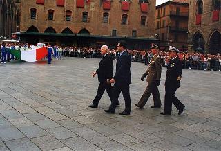 Emilia Romagna: intervento del Presidente della Repubblica a Bologna, per il Raduno nazionale dell'Associazione paracadusti d'Italia e per il concomitante giuramento solenne degli allievi paracadutisti della Brigata Folgore, ed a Fontanelice per l'inaugurazione della Casa di recupero per giovani tossicodipendenti "Villa Traversa"