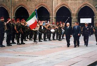 Emilia Romagna: intervento del Presidente della Repubblica a Bologna, per il Raduno nazionale dell'Associazione paracadusti d'Italia e per il concomitante giuramento solenne degli allievi paracadutisti della Brigata Folgore, ed a Fontanelice per l'inaugurazione della Casa di recupero per giovani tossicodipendenti "Villa Traversa"