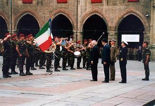 Emilia Romagna: intervento del Presidente della Repubblica a Bologna, per il Raduno nazionale dell'Associazione paracadusti d'Italia e per il concomitante giuramento solenne degli allievi paracadutisti della Brigata Folgore, ed a Fontanelice per l'inaugurazione della Casa di recupero per giovani tossicodipendenti "Villa Traversa"