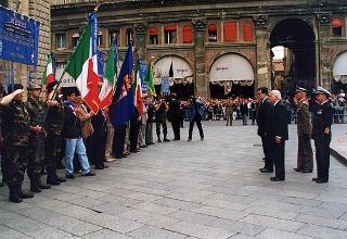 Emilia Romagna: intervento del Presidente della Repubblica a Bologna, per il Raduno nazionale dell'Associazione paracadusti d'Italia e per il concomitante giuramento solenne degli allievi paracadutisti della Brigata Folgore, ed a Fontanelice per l'inaugurazione della Casa di recupero per giovani tossicodipendenti "Villa Traversa"