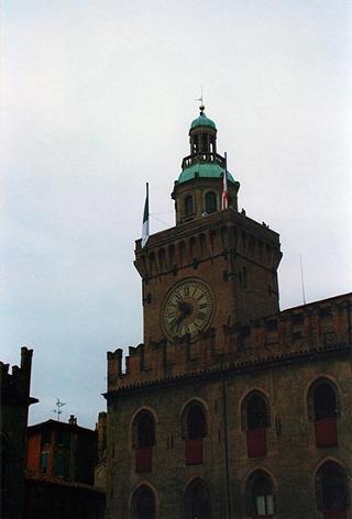 Emilia Romagna: intervento del Presidente della Repubblica a Bologna, per il Raduno nazionale dell'Associazione paracadusti d'Italia e per il concomitante giuramento solenne degli allievi paracadutisti della Brigata Folgore, ed a Fontanelice per l'inaugurazione della Casa di recupero per giovani tossicodipendenti "Villa Traversa"