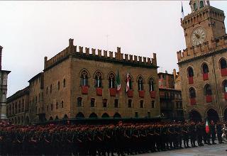 Emilia Romagna: intervento del Presidente della Repubblica a Bologna, per il Raduno nazionale dell'Associazione paracadusti d'Italia e per il concomitante giuramento solenne degli allievi paracadutisti della Brigata Folgore, ed a Fontanelice per l'inaugurazione della Casa di recupero per giovani tossicodipendenti "Villa Traversa"
