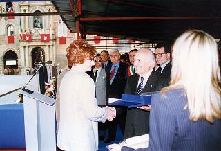 Emilia Romagna: intervento del Presidente della Repubblica a Bologna, per il Raduno nazionale dell'Associazione paracadusti d'Italia e per il concomitante giuramento solenne degli allievi paracadutisti della Brigata Folgore, ed a Fontanelice per l'inaugurazione della Casa di recupero per giovani tossicodipendenti "Villa Traversa"