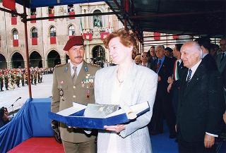 Emilia Romagna: intervento del Presidente della Repubblica a Bologna, per il Raduno nazionale dell'Associazione paracadusti d'Italia e per il concomitante giuramento solenne degli allievi paracadutisti della Brigata Folgore, ed a Fontanelice per l'inaugurazione della Casa di recupero per giovani tossicodipendenti "Villa Traversa"