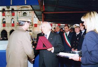 Emilia Romagna: intervento del Presidente della Repubblica a Bologna, per il Raduno nazionale dell'Associazione paracadusti d'Italia e per il concomitante giuramento solenne degli allievi paracadutisti della Brigata Folgore, ed a Fontanelice per l'inaugurazione della Casa di recupero per giovani tossicodipendenti "Villa Traversa"