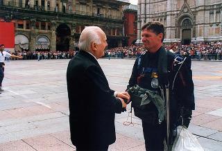 Emilia Romagna: intervento del Presidente della Repubblica a Bologna, per il Raduno nazionale dell'Associazione paracadusti d'Italia e per il concomitante giuramento solenne degli allievi paracadutisti della Brigata Folgore, ed a Fontanelice per l'inaugurazione della Casa di recupero per giovani tossicodipendenti "Villa Traversa"