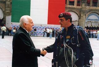 Emilia Romagna: intervento del Presidente della Repubblica a Bologna, per il Raduno nazionale dell'Associazione paracadusti d'Italia e per il concomitante giuramento solenne degli allievi paracadutisti della Brigata Folgore, ed a Fontanelice per l'inaugurazione della Casa di recupero per giovani tossicodipendenti "Villa Traversa"