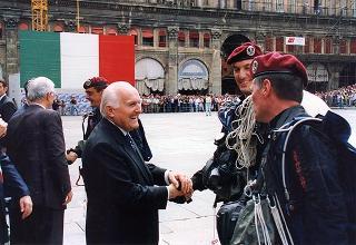 Emilia Romagna: intervento del Presidente della Repubblica a Bologna, per il Raduno nazionale dell'Associazione paracadusti d'Italia e per il concomitante giuramento solenne degli allievi paracadutisti della Brigata Folgore, ed a Fontanelice per l'inaugurazione della Casa di recupero per giovani tossicodipendenti "Villa Traversa"