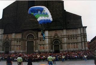 Emilia Romagna: intervento del Presidente della Repubblica a Bologna, per il Raduno nazionale dell'Associazione paracadusti d'Italia e per il concomitante giuramento solenne degli allievi paracadutisti della Brigata Folgore, ed a Fontanelice per l'inaugurazione della Casa di recupero per giovani tossicodipendenti "Villa Traversa"