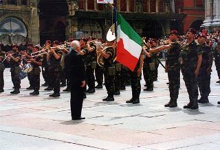 Emilia Romagna: intervento del Presidente della Repubblica a Bologna, per il Raduno nazionale dell'Associazione paracadusti d'Italia e per il concomitante giuramento solenne degli allievi paracadutisti della Brigata Folgore, ed a Fontanelice per l'inaugurazione della Casa di recupero per giovani tossicodipendenti "Villa Traversa"
