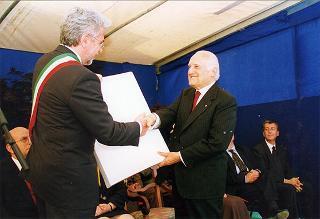 Emilia Romagna: intervento del Presidente della Repubblica a Bologna, per il Raduno nazionale dell'Associazione paracadusti d'Italia e per il concomitante giuramento solenne degli allievi paracadutisti della Brigata Folgore, ed a Fontanelice per l'inaugurazione della Casa di recupero per giovani tossicodipendenti "Villa Traversa"