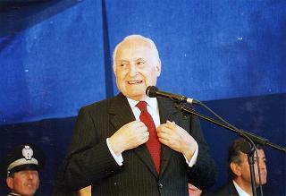 Emilia Romagna: intervento del Presidente della Repubblica a Bologna, per il Raduno nazionale dell'Associazione paracadusti d'Italia e per il concomitante giuramento solenne degli allievi paracadutisti della Brigata Folgore, ed a Fontanelice per l'inaugurazione della Casa di recupero per giovani tossicodipendenti "Villa Traversa"