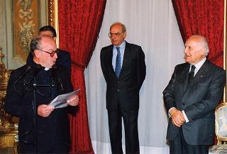 Padre Luigi Pierini, superiore generale dei Giuseppini del Murialdo, con padre Fedele Carbone, direttore dell'Oratorio "S. Paolo" ed una delegazione di ragazzi dell'Oratorio