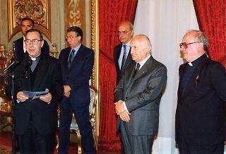 Padre Luigi Pierini, superiore generale dei Giuseppini del Murialdo, con padre Fedele Carbone, direttore dell'Oratorio "S. Paolo" ed una delegazione di ragazzi dell'Oratorio