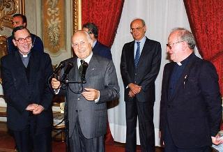 Padre Luigi Pierini, superiore generale dei Giuseppini del Murialdo, con padre Fedele Carbone, direttore dell'Oratorio "S. Paolo" ed una delegazione di ragazzi dell'Oratorio
