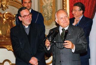 Padre Luigi Pierini, superiore generale dei Giuseppini del Murialdo, con padre Fedele Carbone, direttore dell'Oratorio "S. Paolo" ed una delegazione di ragazzi dell'Oratorio
