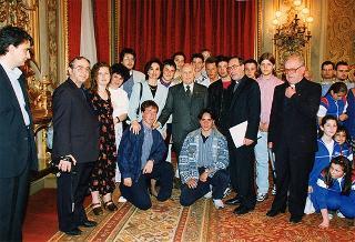 Padre Luigi Pierini, superiore generale dei Giuseppini del Murialdo, con padre Fedele Carbone, direttore dell'Oratorio "S. Paolo" ed una delegazione di ragazzi dell'Oratorio
