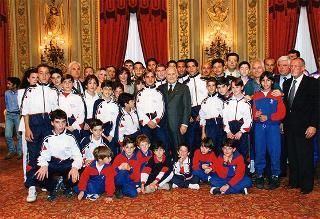 Padre Luigi Pierini, superiore generale dei Giuseppini del Murialdo, con padre Fedele Carbone, direttore dell'Oratorio "S. Paolo" ed una delegazione di ragazzi dell'Oratorio