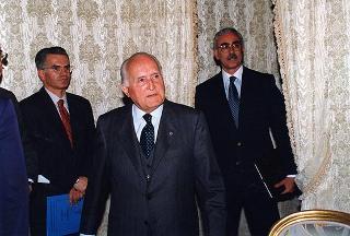 Giuseppe Casile, presidente del Circolo culturale &quot;Rhegium Julii&quot;, con il Comitato promotore, la giuria ed i vincitori del Premio per il 1995